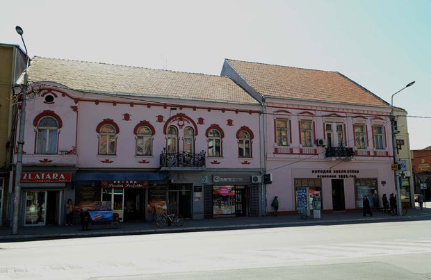 КЊИГА КАО КИШОБРАН: Јагодинска библиотека улепшала варљиво лето 